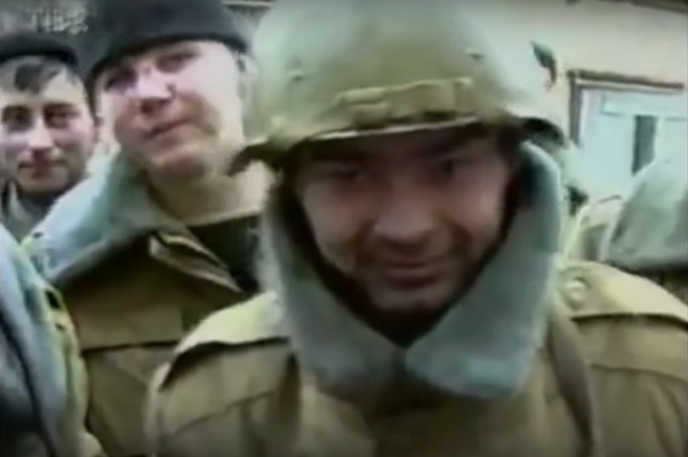 это скриншот из видео, человек этот живой и  по сей день