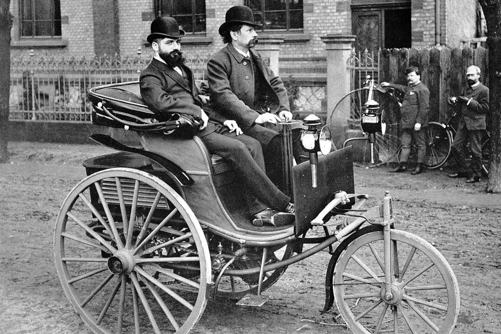 Самый первый мотоцикл  motorwagen изобретён  был Готлибом Даймлером в 1885г