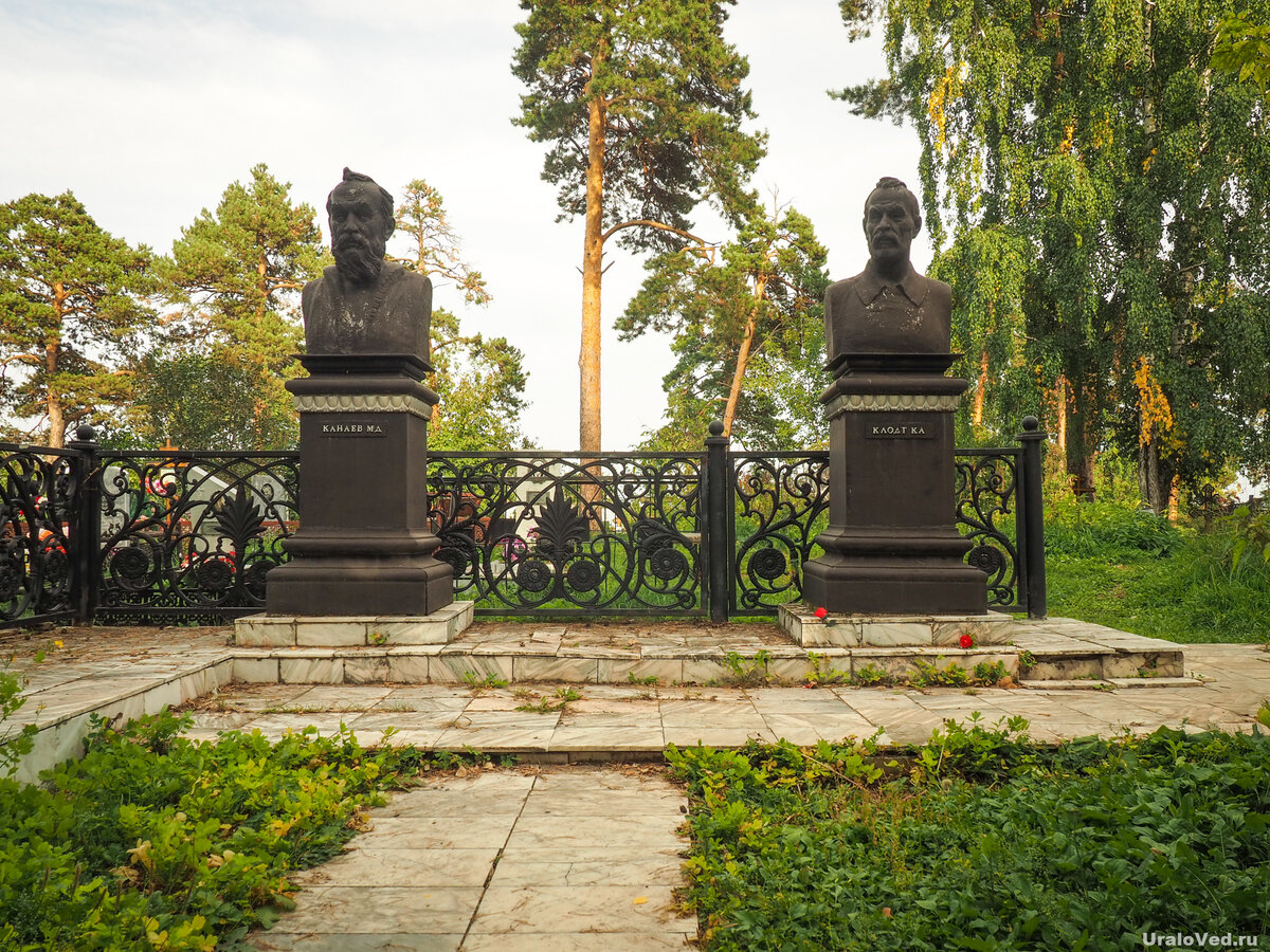 Кладбище примечательно многочисленными памятниками из знаменитого каслинского литья