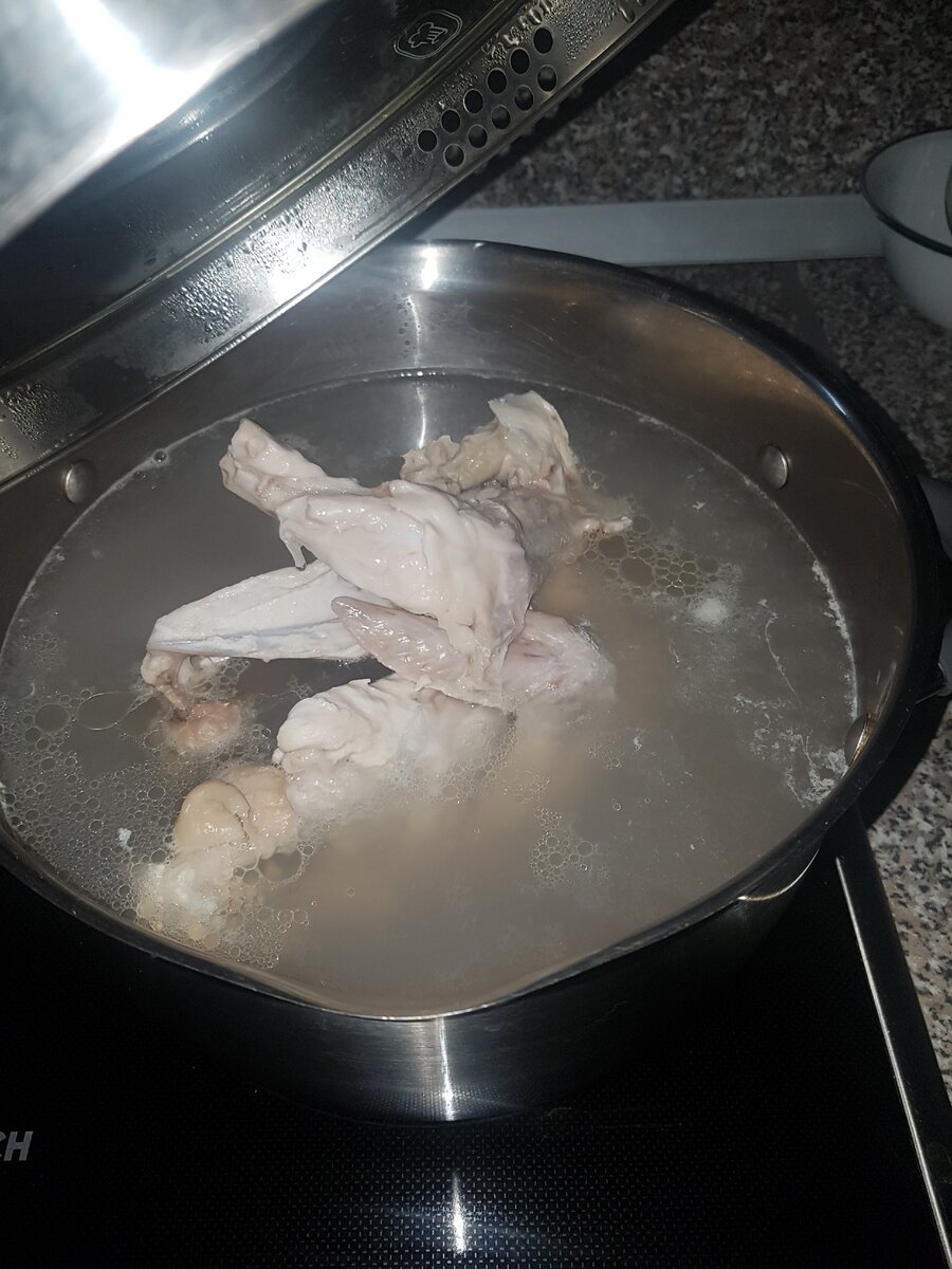 Варим бульончик на медленном огне 30-40 минут.