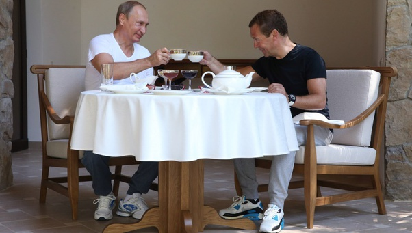Дмитрий и Владимир обмывают сделку.
