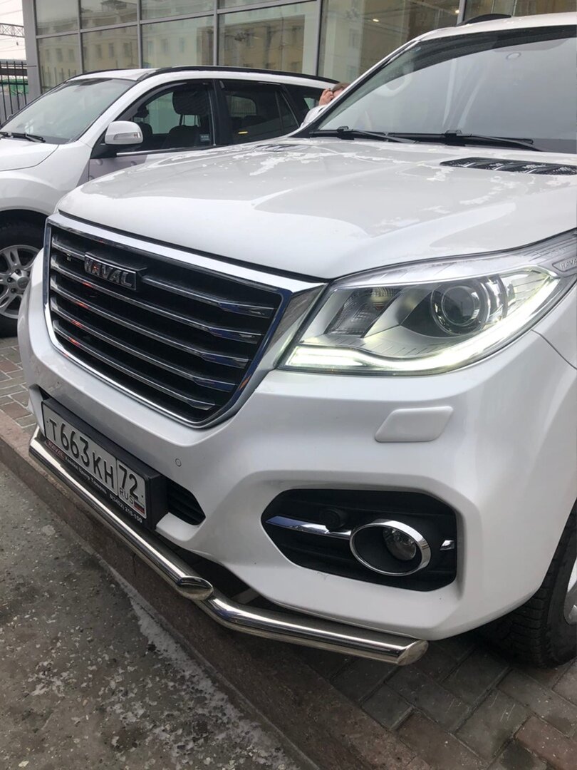 А вот и красавчик с моего тест-драйва. Доступен только в 3 цветовых расцветках - черный, белый и серый и, по-моему, белый цвет самый удачный для этого "бегемота".