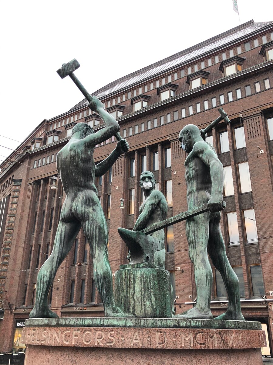 Памятники в Хельсинки (Финляндия) уже в начале февраля были в масках. Фото автора