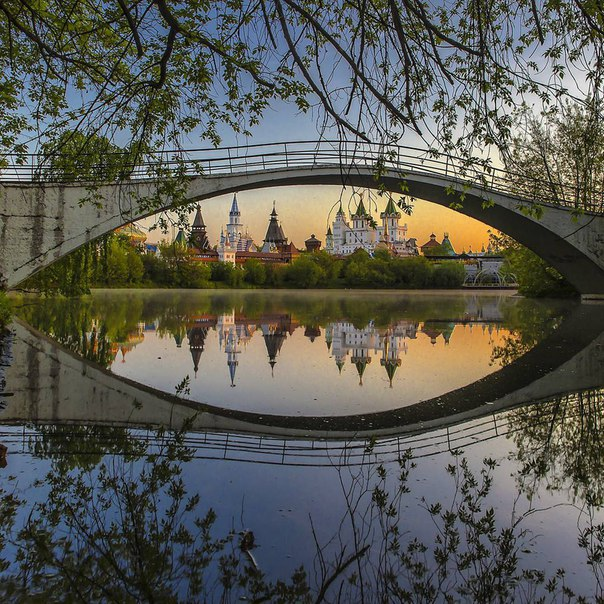 На фото - Серебряно-Виноградный пруд в Измайлово. У этого пруда, расположенного неподалеку от станции метро «Партизанская» (восток столицы), довольно богатое прошлое. Второй русский царь из династии Романовых Алексей Михайлович велел соединить два пруда с рекой Серебрянкой. Результат этих работ – диковинный остров с загородным имением. Позже здесь катался на лодке будущий император Петр I. 