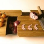 Разделочная доска – незаменимый атрибут на любой кухне. Это один из наиболее простых деревянных проектов, его легко сделать своими руками и он гарантированно найдет применение в каждом доме. Изготовив доску, многие мастера озадачиваются стандартным вопросом, каким отделочным составом покрыть изделие, чтобы оно сохраняло внешнюю привлекательность, было защищено от влаги и оставалось безопасным для здоровья?1Чем обработать разделочную доску из дерева?
При выборе отделки подавляющее большинство мастеров отдает предпочтение составам из природных компонентов, в первую очередь маслам. Существует множество вариантов, чем пропитать новую доску, но опыт показывает, что лучший из них — это использование минерального масла.Несколько слов об этой отделке. Минеральное масло является продуктом нефтепереработки. В нем нет опасных органических веществ и их соединений, но, думаем, что многие все-равно сейчас насторожились. Все опасения на этот счет безосновательны. В качестве аргументов достаточно тех двух фактов, что минеральное масло давно используют в пищевой промышленности и медицине, в т. ч. рекомендуют для приема вовнутрь.Минеральное масло не имеет вкуса, запаха и эффективно препятствует поглощению влаги. Благодаря этим качествам оно оптимально для отделки разделочных досок и деревянной посуды. Периодическое обновление масляного покрытия предотвращает поглощение пищевых жидкостей и запахов в структуру дерева. Также это уменьшает вероятность возникновения трещин из-за постоянных циклов смачивания-усушки деревянной посуды.Самый доступный вариант минерального масла — это вазелиновое масло, то самое, которое рекомендуют для приема вовнутрь. Его не составит труда найти в любой аптеке.Альтернативой синтетическому маслу могут стать растительные аналоги, в частности, ореховое, тунговое или льняное масло. Несмотря на полную экологичность и простоту такой отделки, со временем она может передавать пище, контактирующей с деревянной доской, неприятный прогорклый запах. Важно понимать, что, покрывая изделие льняным, вазелиновым или любым другим маслом, вам придется периодически обновлять пропитку, которая будет изнашиваться по мере эксплуатации дощечки.Узнайте больше о самом популярном виде отделки:Все, что нужно знать об отделке дерева льняным маслом2Как обработать разделочную доску маслом?
Масло для пропитки наносят на хорошо отшлифованную и высушенную поверхность. Равномерно распределив с помощью кисти или тампона обильное количество отделочного состава, ему дают возможность впитаться в структуру древесины (15-20 минут), после чего вытирают излишки, проводя тампоном вдоль волокон.Новую деревянную разделочную доску обрабатывают минимум в два-три слоя. Каждый свежий слой масла наносится после полного высыхания предыдущего. Это не очень удобно, поскольку скорость полимеризации  растительных масел довольно низкая. Сушку доски необходимо производить в хорошо проветриваемом помещении.Обычная доска хорошо, а торцевая — лучше:
Этот вопрос до сих пор вызывает жаркие дискуссии, несмотря на то, что на него уже давно даны однозначные и авторитетные ответы. Для отделки деревянных изделий, контактирующих с пищей, можно использовать любые отделочные составы, включая масляные, полиуретановые и нитроцеллюлозные лаки, шеллачные покрытия и льняную олифу. Эти материалы полностью безвредны для здоровья, но лишь после полного высыхания. Это очень важный момент!Прежде чем начинать использовать кухонную доску, которую вы решили покрасить одним из таких составов, необходимо убедиться, что покрытие полностью затвердело. Помните, что наличие поверхностной пленки еще не значит, что состав окончательно высох внутри древесины.4Как сохранить привлекательность отделки?
Придерживаясь этой простой инструкции, ваша разделочная доска сохранит внешнюю привлекательность на долгие годы.После использования хорошо вымывайте изделие теплой водой, по возможности с минимальным применением моющих средств. Вытирайте остатки влаги без особого усердия и не допускайте длительного пребывания доски в воде.
Отделка кухонной дощечки нуждается в периодическом обновлении. Внешний слой «освежают» по мере истирания, обычно, раз в 4-5 месяцев в зависимости от интенсивности использования изделия. Контролируя состояние защитного слоя, вы обезопасите доску от растрескивания, разбухания, и образования плесени, сохранив ее внешнюю привлекательность.
Когда рабочая сторона доски будет сильно повреждена ножами, ее шлифуют с повторным нанесением отделки.
5Превращаем разделочную доску в эффектный декор
Вдохновившись идеями в нашей галерее, вы сможете создать изделие, которое из обычной бытовой утвари превратиться в оригинальный декор для вашей кухни. Столь выразительный и функциональный предмет интерьера станет эффектным подарком, к которому не останется равнодушна ни одна хозяйка.