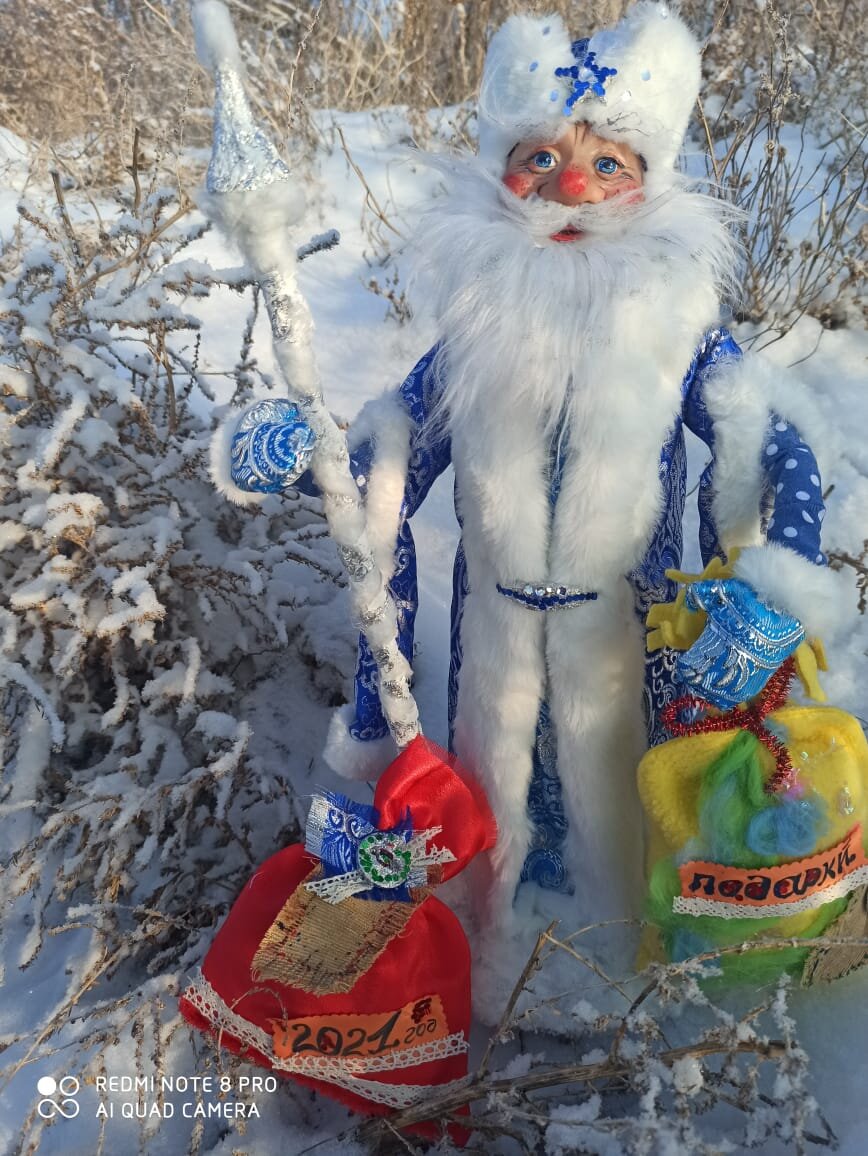 Думаю, уже многие достали ёлочки или купили на рынке, украсили, но что-то еще не хватает... конечно, деда Мороза со снегурочкой, наподобие, советских, которые были в каждой семье.