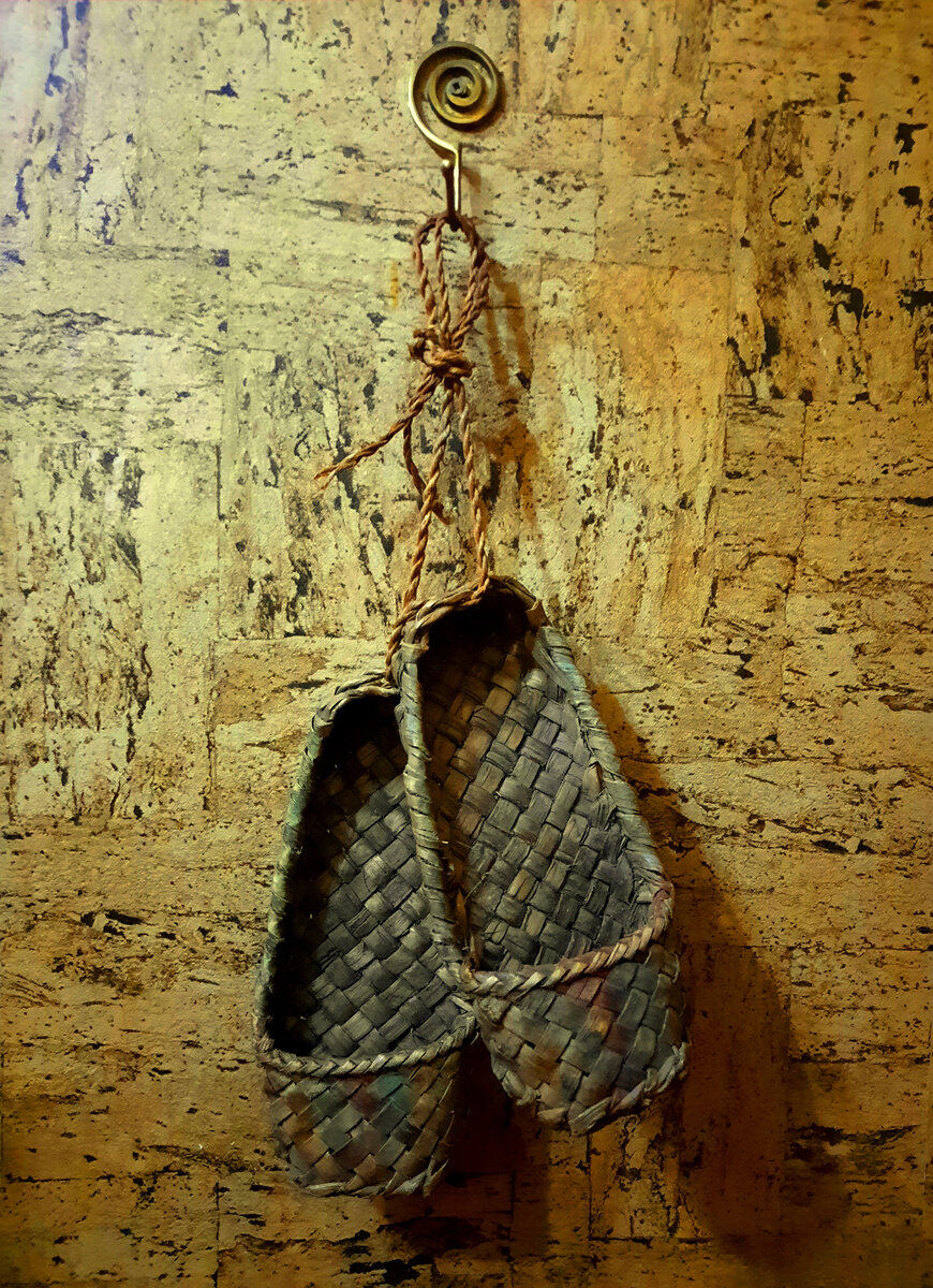 Лаптям, купленным на Мешке, нашлось место на стене в прихожей.