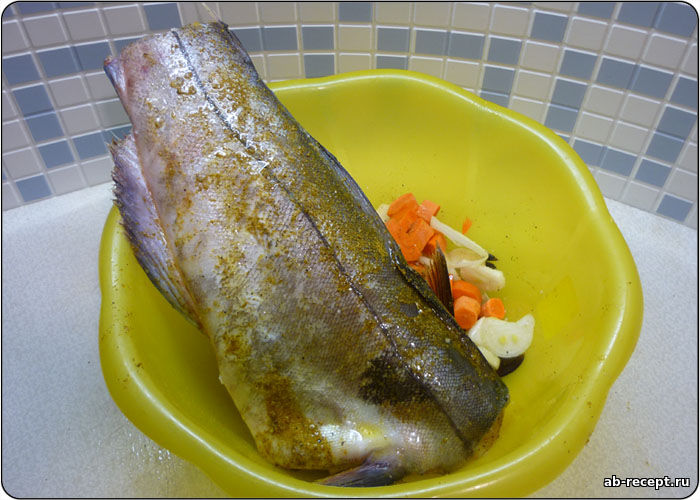 Рыба под шапкой из моркови, лука и сметаны