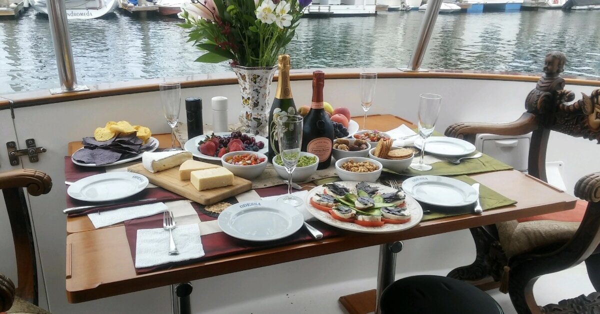 Завтрак на палубе собственной яхты не столь уж и фантастичен для человека даже с  небольшими доходами.  Стоит лишь по-настоящему захотеть.