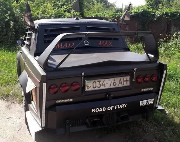 Багажник гибрида украшает массивный спойлер