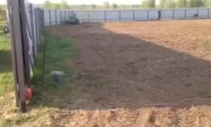  забор необходим, поскольку хорошее ограждение позволяет сохранить в целостности и сохранности инструменты и материалы, а также привлеченную для расчистки и планировки принадлежащей вам территории техники. Начиная с первого этапа освоения участка, оптимальным решением будет заключение договора на все строительные и сопутствующие работы с нашей компанией. «Теплосервис» выступает в роли строительной организации, обеспечивая заказчика квалифицированными работниками строительной специальности, решает все вопросы по организации работ и контролю над выполнением ими своих обязанностей.