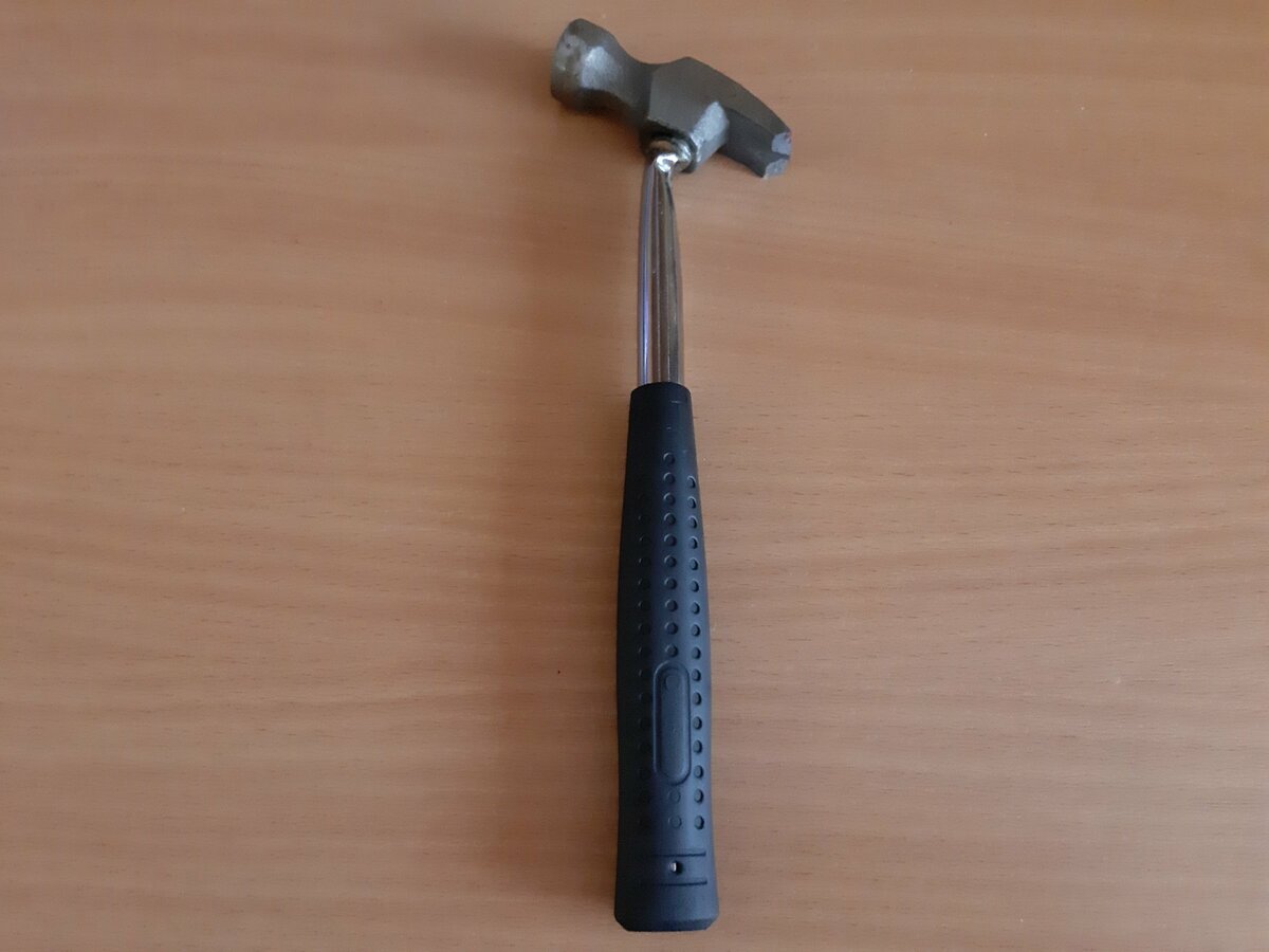 согнутая ручка молотка