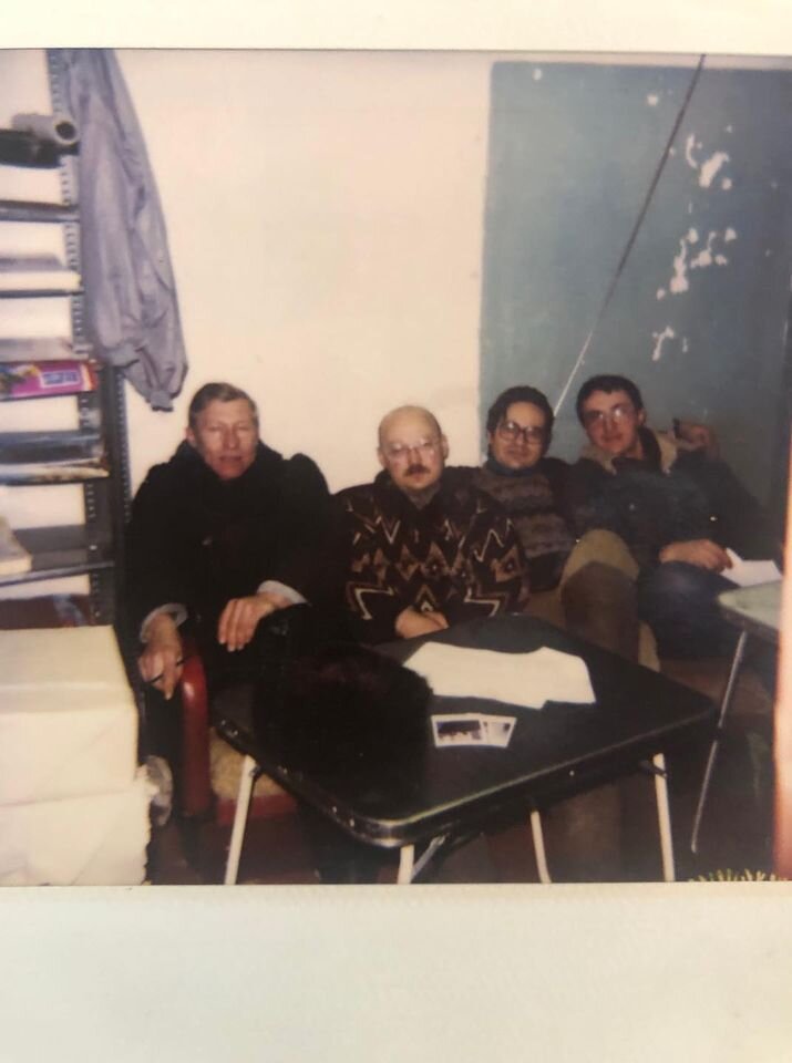 Кемеровские клиенты ждут свое очереди на обслуживание на складе