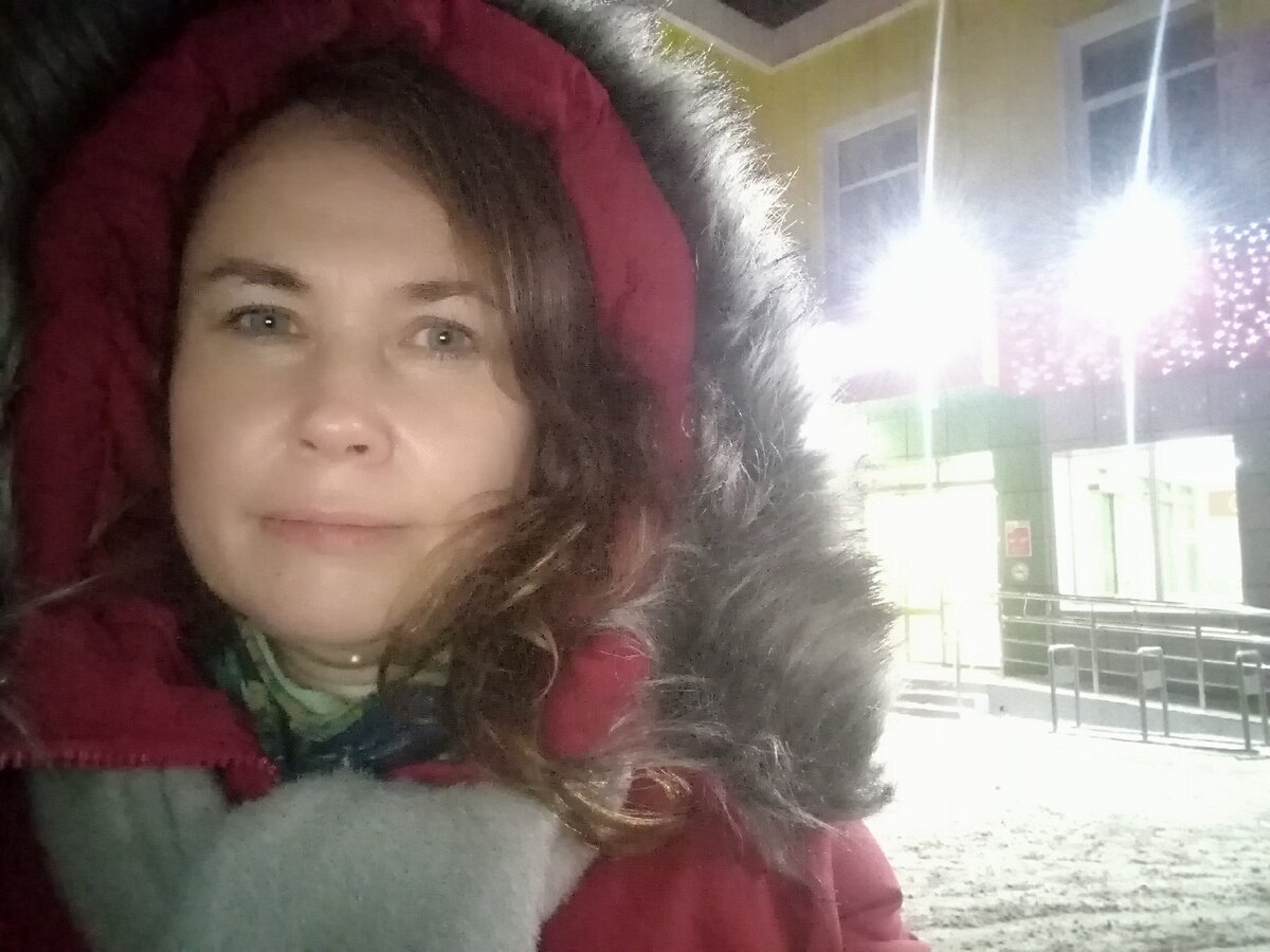 На фото - я возле "Пятерочки". Применяю на себя возможность работы там (шучу, конечно) 