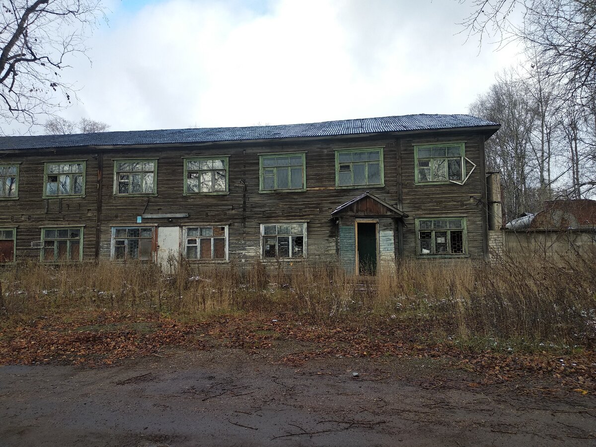 Дом в промышленной части города, вроде тут не живут.