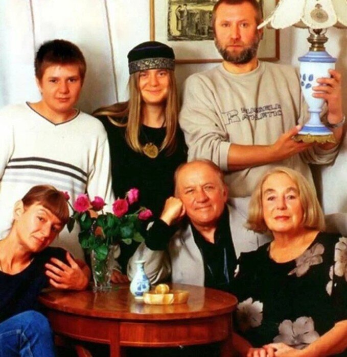 Семья Дуровых. Сидят: Екатерина Дурова с отцом и матерью. Стоят: Ваня, Катя , Владимир Ершов.