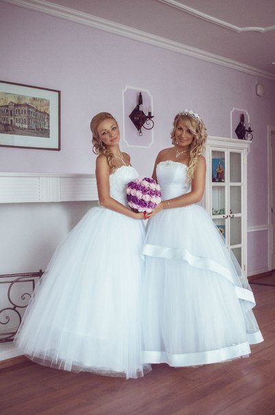 Королевы выпускного бала из Канска: Михиенко Ольга, победительница 2010 года (слева) и Михалева Яна, победительница 2012 года (справа). Фото из архива проекта. Фотограф Евгения Степанникова