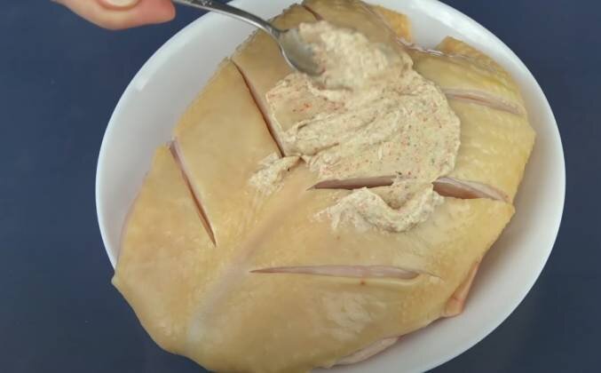 1. Все специи смешиваем с майонезом, солим и перемешиваем. Надрезаем курочку.