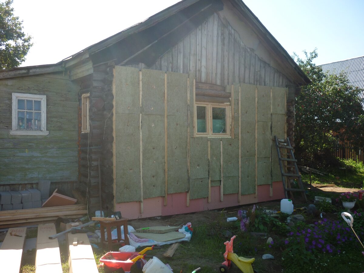 Процесс утепления. Углы тоже будут тщательно утеплены, а к стене подсыпана отброшенная сейчас земля.