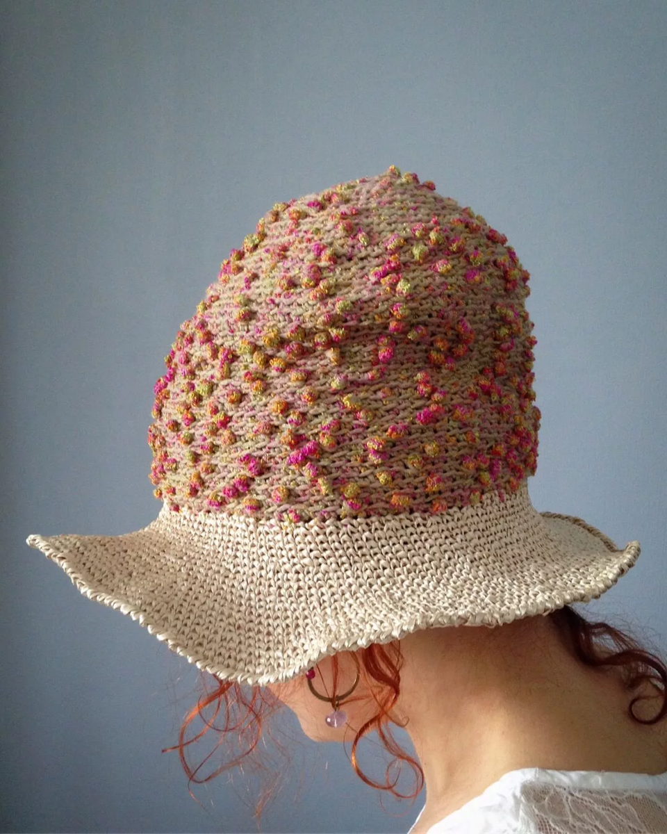 Шляпка из рафии крючком. Вязаные летние шляпки. Вязаная летняя шляпа. Вязаные шляпы необычные. Летняя Панама крючком для женщин.