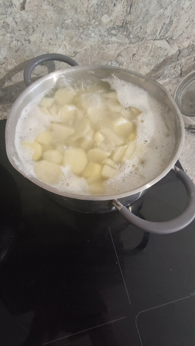 Отварите картофель и сделайте из него пюре. 