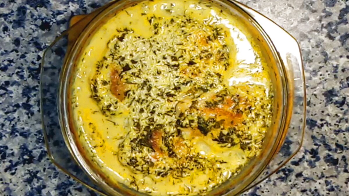 Чкмерули - курица в ароматном сливочном соусе с пряными специями, чесноком и зеленью - простое, но очень вкусное блюдо грузинской кухни. 
Ингредиенты:
куриное бедро - 800 гр.
сливки 22% (сметана) - 300 мл.
растительное масло - 1 ст.л.
кинза - 1 пучок
петрушка - 1 пучок
чеснок - 6 ср. зубчиков
кориандр молотый - 0.5 ч.л.
мята - 0.5 ч.л.
хмели-сунели - 1 ч.л.
соль и черный перец по вкусу

1.Бедра промыть, убрать лишний жир. Добавить соль, черный перец и растительное масло. Тщательно перемешать.
2.В сливки или сметану добавить мелко нарезанные чеснок, зелень и специи. Солить немного, т.к. при запекании соус уварится.
3.На сухой сковороде на среднем огне обжарить куриные бедра с двух сторон до золотистой корочки. Обжаривать до полуготовности. 
4.Выложить обжаренные бедра в форму для запекания. Сверху влить приготовленный соус.
5.Запекать без крышки в разогретой до 190 градусов духовке 35-40 минут.
