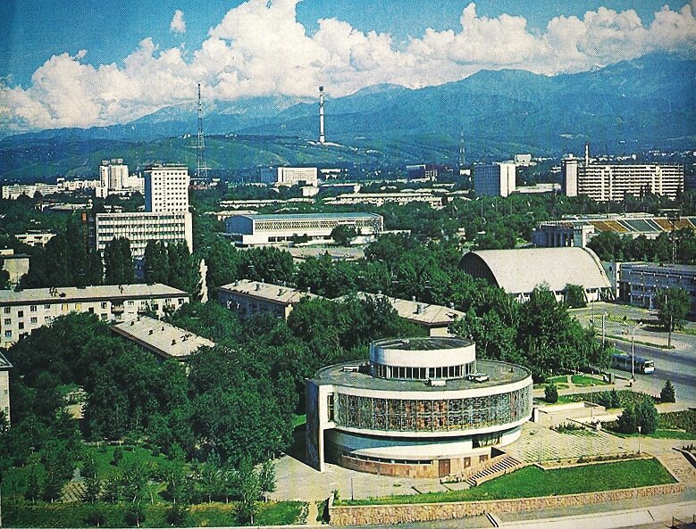 Алма-Ата, 80-е. Фото для иллюстрации с сайта skyscrapercity.com, обработано автором