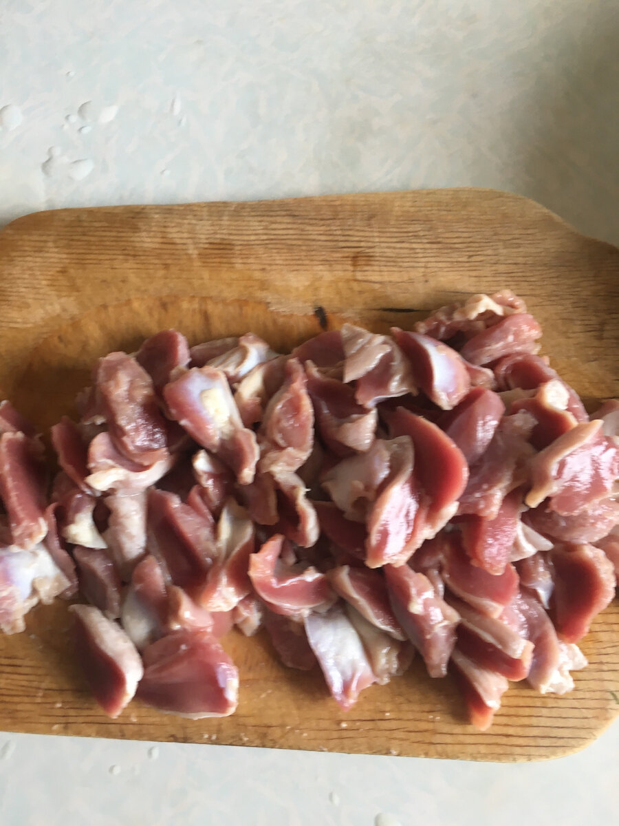 нарезаю куриные желудки на маленькие кусочки