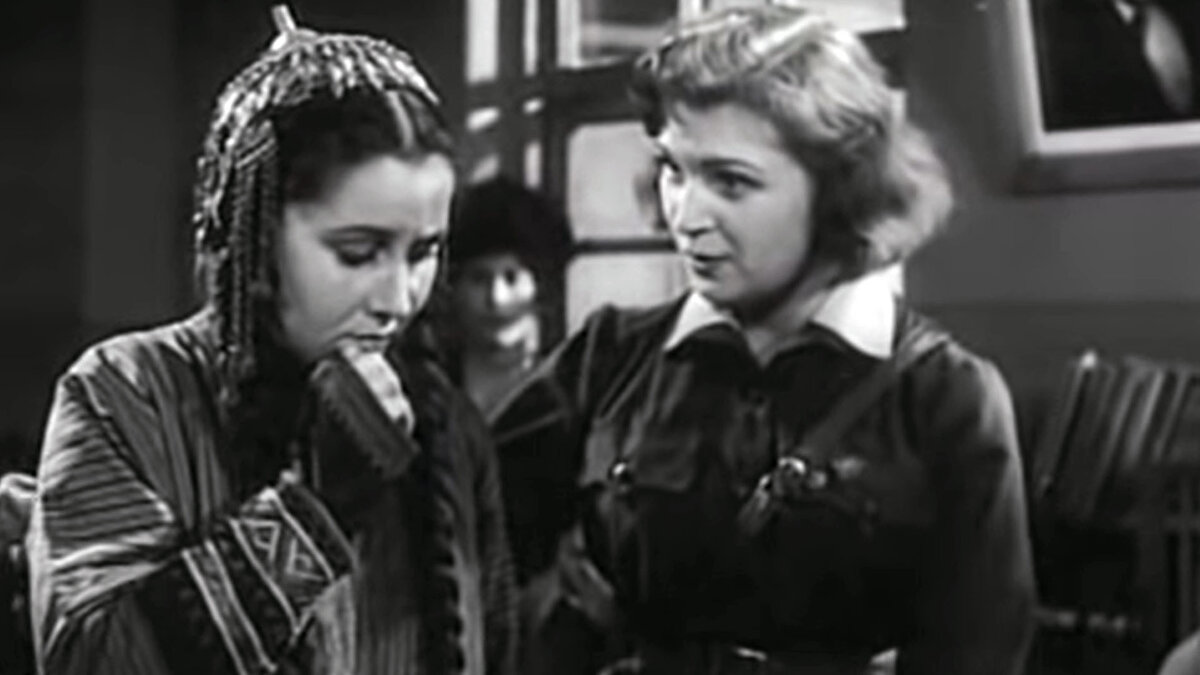 Кадр из фильма "Айна". Айну принимают в комсомол, а она забыла кто такой Карл Маркс.