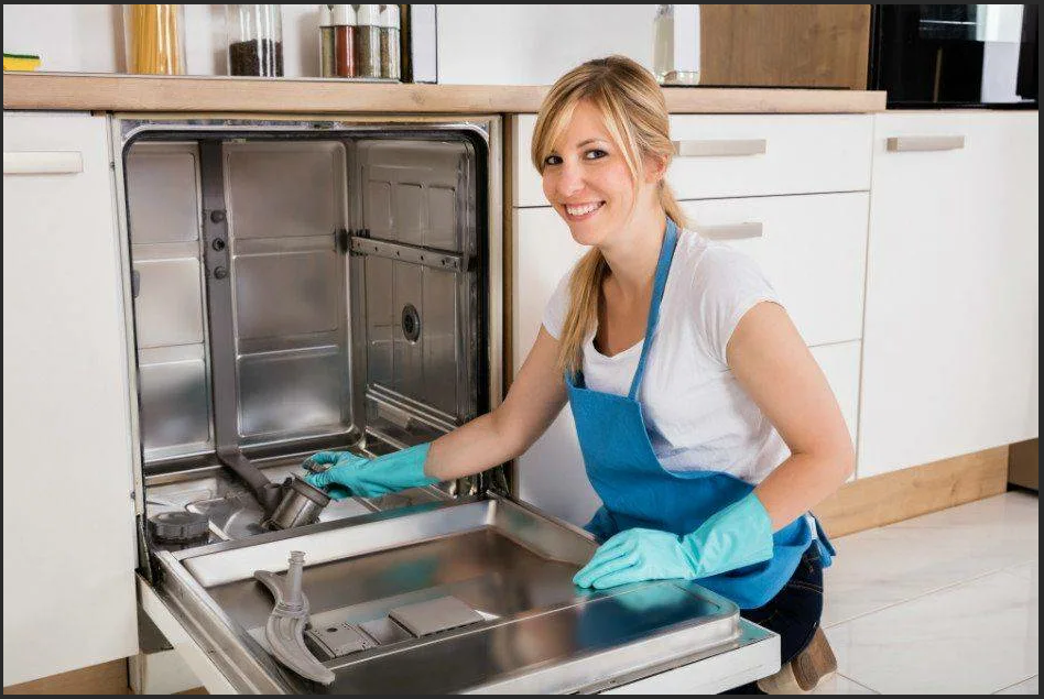 Мойка посуды. Посудомойка женщина. Женщина и посудомоечная машина. Посудомойка и уборка.