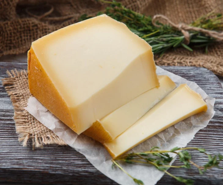 Cheese на русском. Истринская сыроварня Олега сироты. Сыр русский пармезан. Сыроварня русский пармезан. Сирота сыр Гауда.