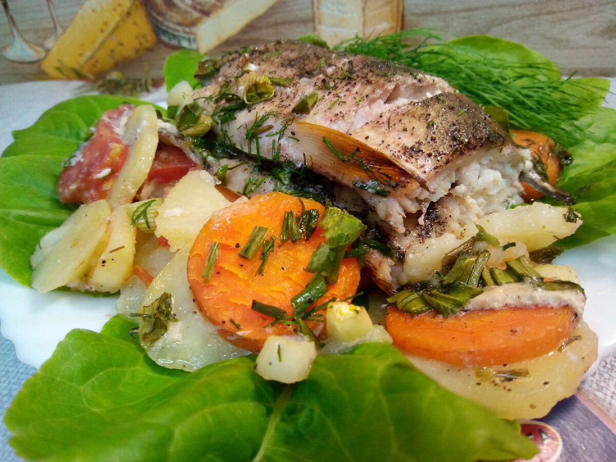 Семга с овощами. Форель запеченная с овощами. Рыба запеченная с овощами. Треска с овощами на сковороде. Вкусный рецепт рыбы с овощами.