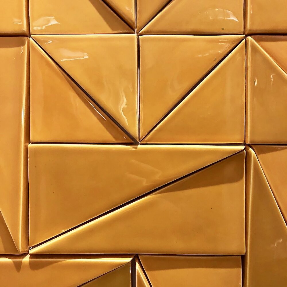 Объемные формы и острые углы создают тени, которые притягивают взгляд. Игра теней, путем правильного размещения источников света часто применяется в дизайне интерьера.