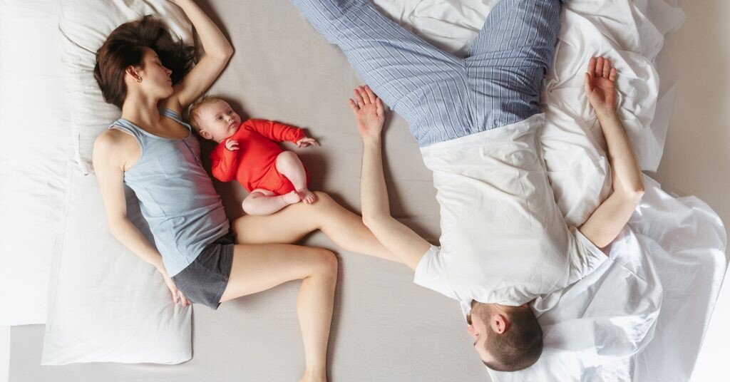 Почему дети спят с родителями. Совместный сон с ребенком. Совместный сон ребенка с родителями. Ребенок в кровати с родителями.