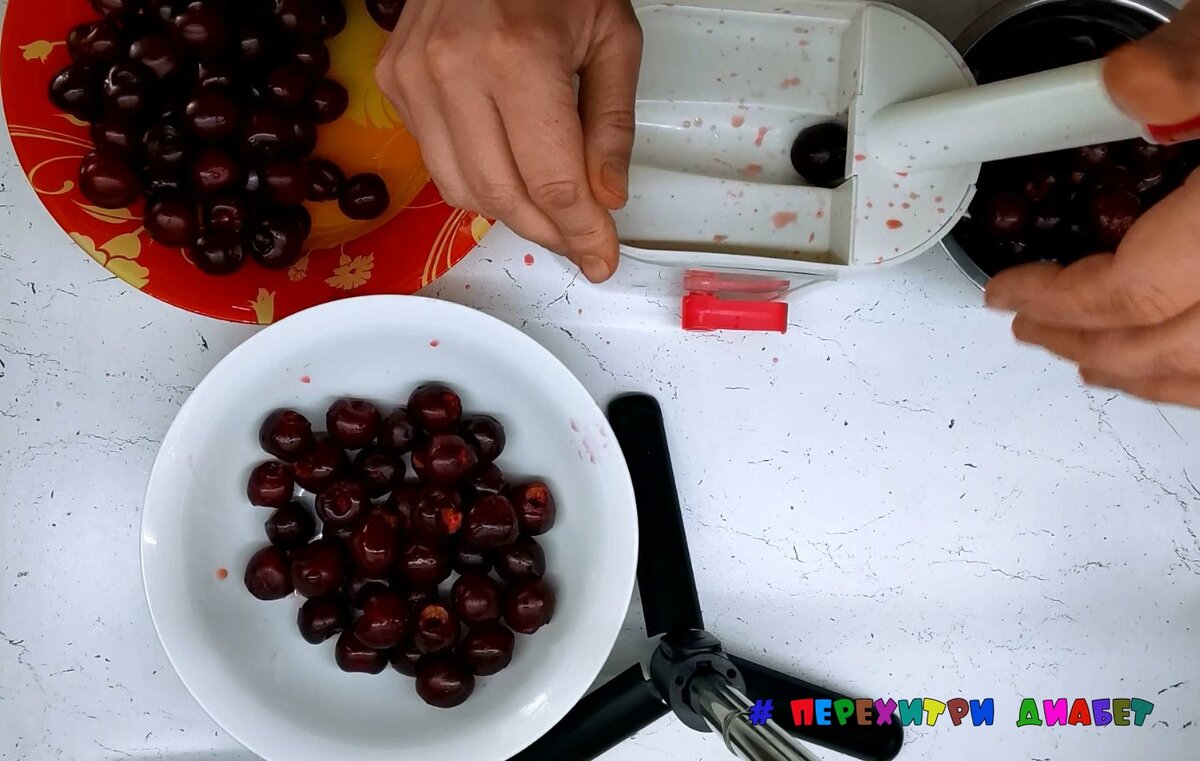 Вытаскиваю косточки из черешни