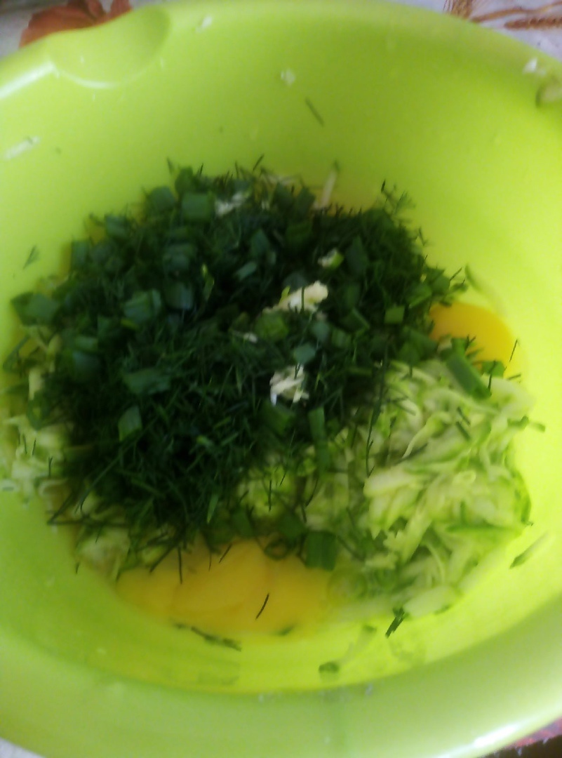 Добавили яйца и зелень