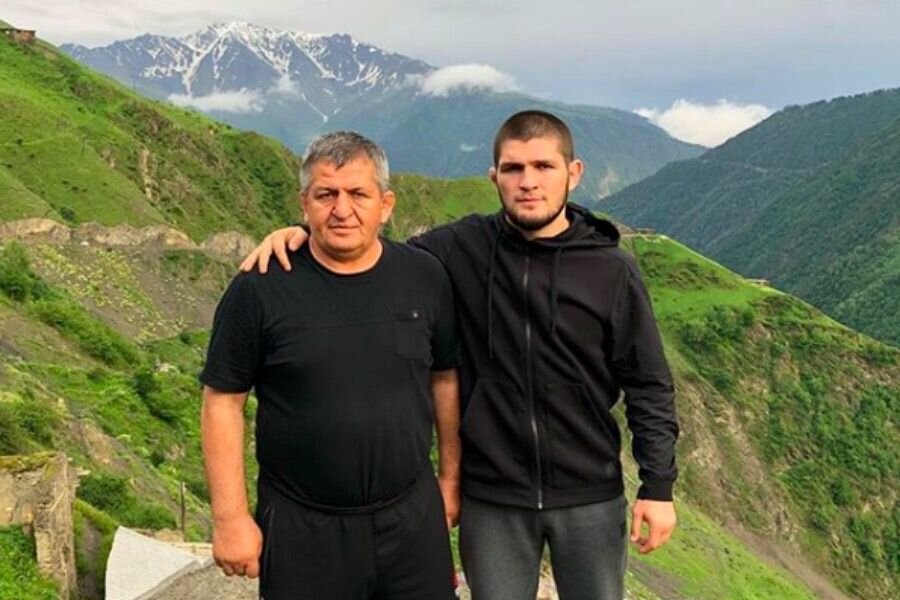 российский боец смешанных боевых искусств, выступавший под эгидой UFC. Бывший чемпион UFC в лёгком весе,Рейтинг Sherdog ставит Нурмагомедова на первое место как в лёгком весе, так и в списке лучших бойцов вне зависимости от весовой категории.Чемпион России по боевому самбо (2009), чемпион Европы по армейскому рукопашному бою, чемпион Европы по панкратиону, чемпион мира по грэпплингу по версии NAGA Grappling (2012).

