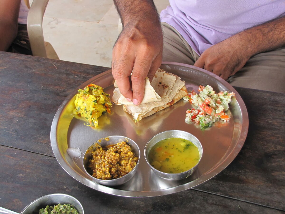 Погл щать пищу. Индийская еда. Прием пищи в Индии. Индийская еда в столовой. Индийцы едят руками.