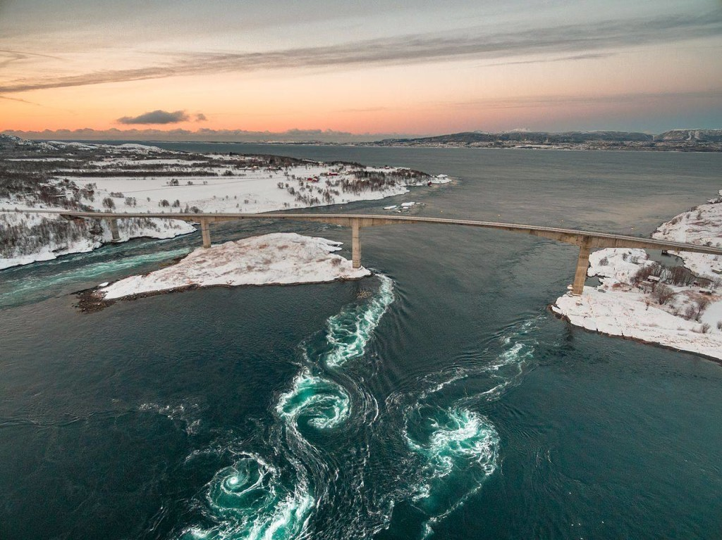 Течения в фотографии. Сальстраумен Норвегия. Норвегия водоворот Сальтстраумен. Течение Сальстраумен Норвегия. Пролив Сальстраумен.