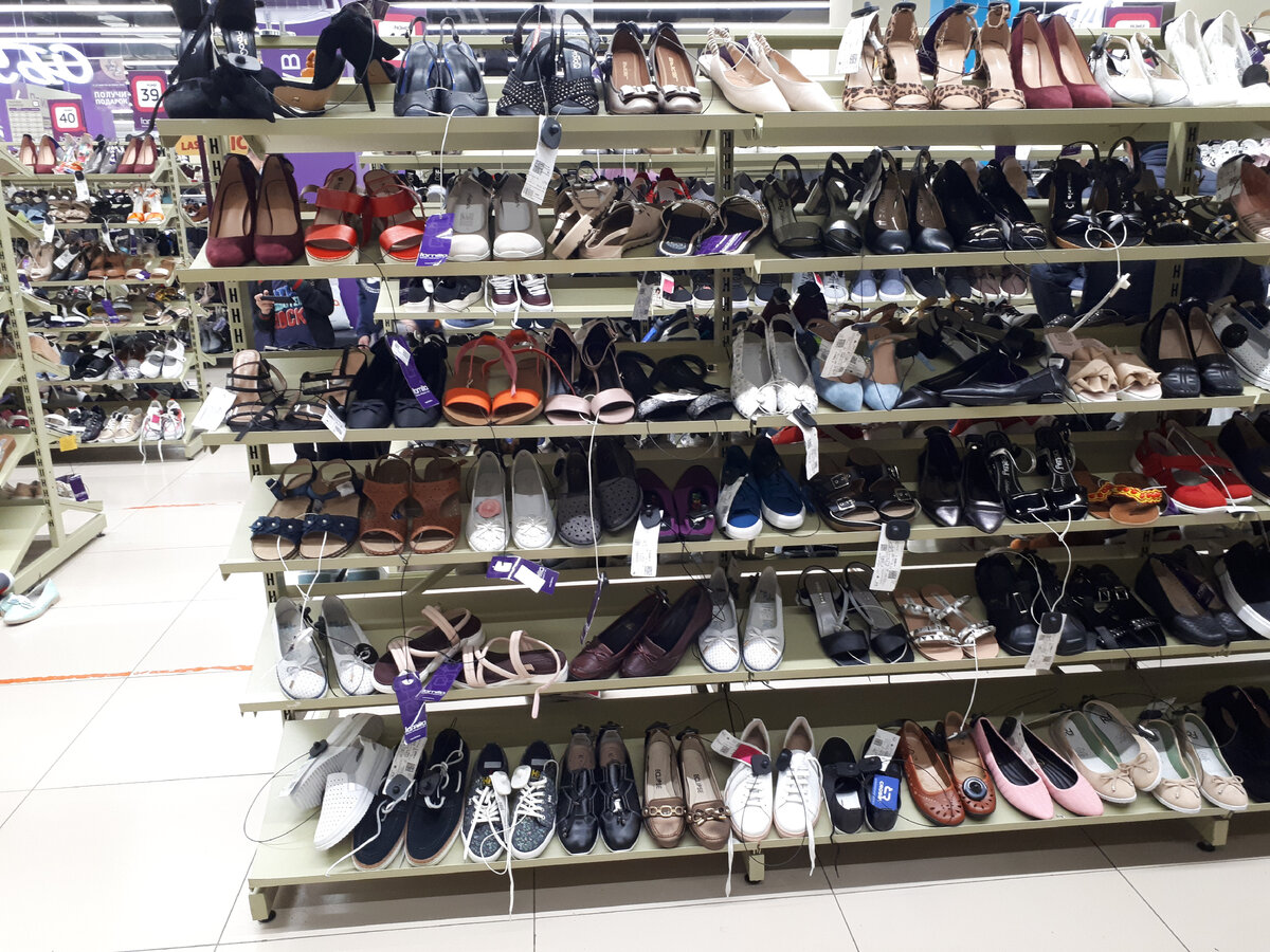 Полка в стоковом магазине одежды и обуви 