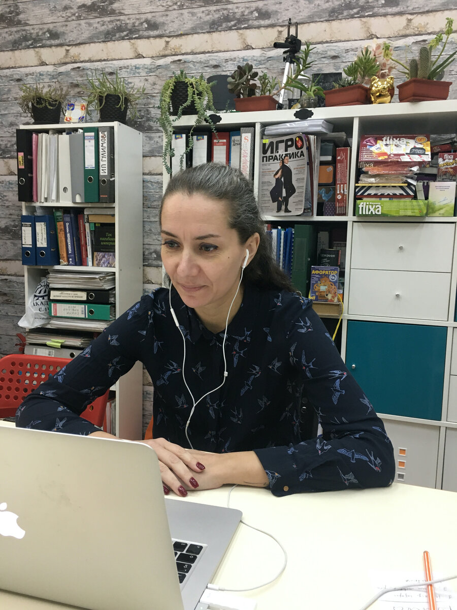 Искала какую-нибудь нейтральную картинку, не склоняющую к тем или иным вариантам))) Пусть буду просто я на работе.