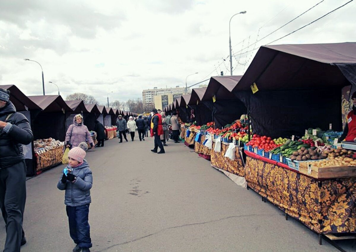 Московская торговля. Ярмарка выходного дня Нагатинский Затон. Ярмарка в Бирюлево Западное. Ярмарка торговля. Рынок выходного дня в Москве.