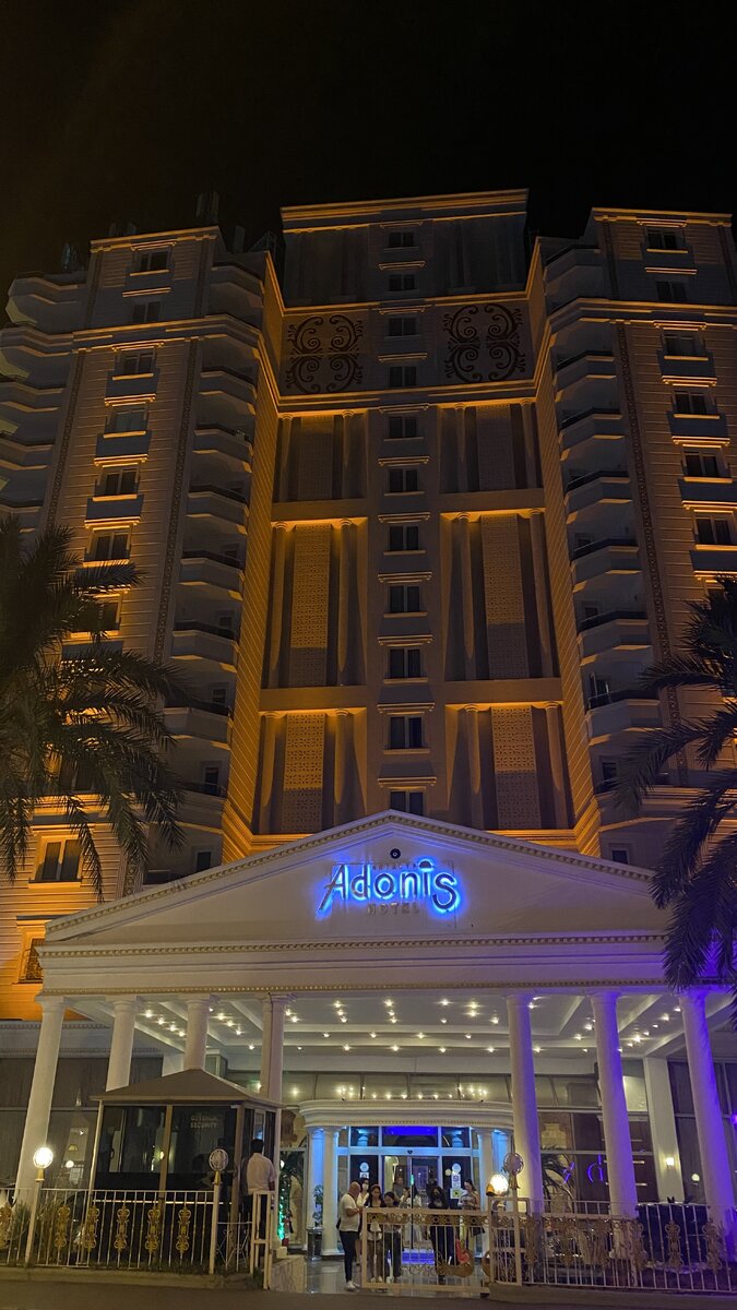 Вход в отель, вид с улицы