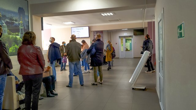 Это уже мое фото (автора этого поста) - народ в ожидании очереди в регистратуру той же поликлиники, что посещал Виктор. 