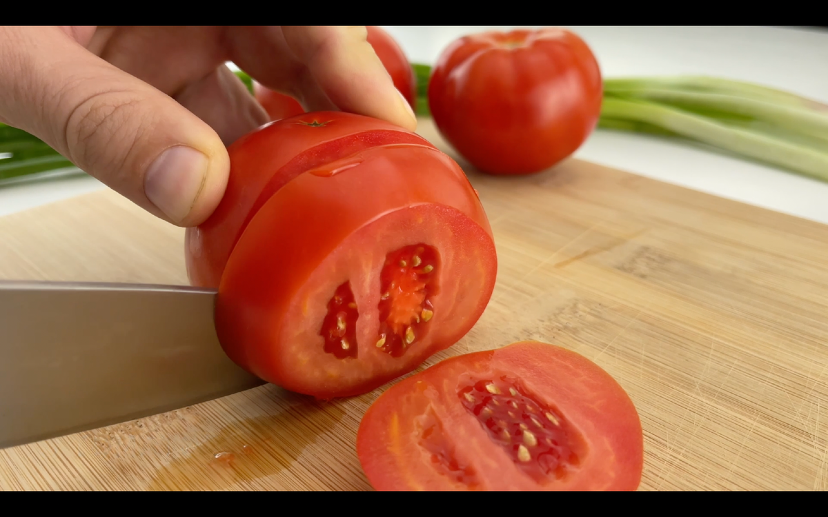 Нарезать помидоры кружочками.