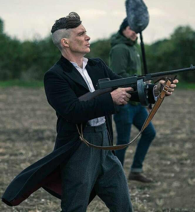 Киллиан Мёрфи на съёмках сериала "Острые Козырьки" с пистолетом-пулемётом Томпсона