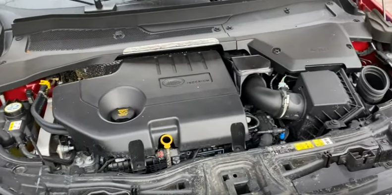 Подкапотное пространство у Land Rover Discovery Sport 2020 года.
