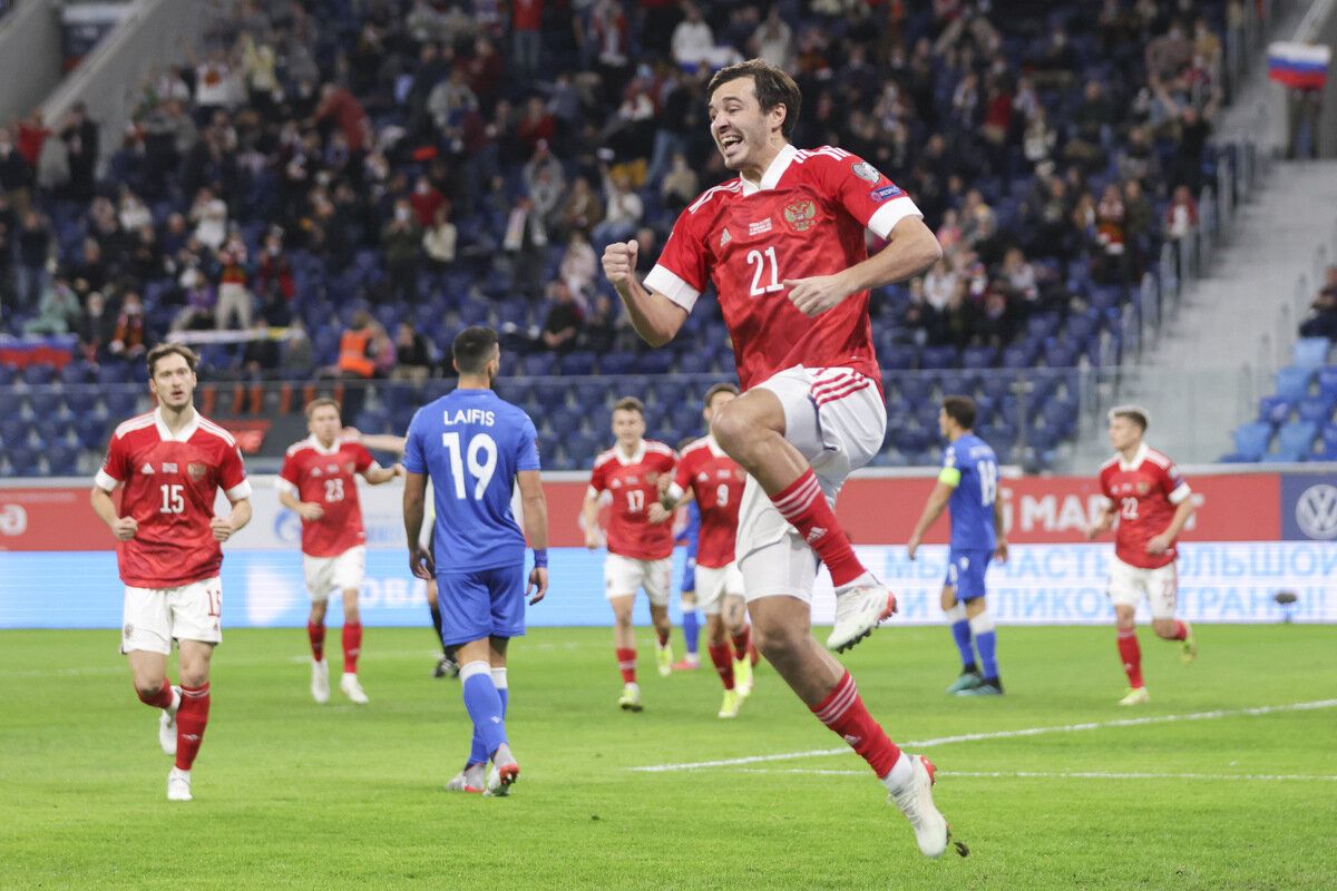Лучший игрок матча по оценкам WhoScored, Instat, SofaScore и др. празднует забитый гол. 