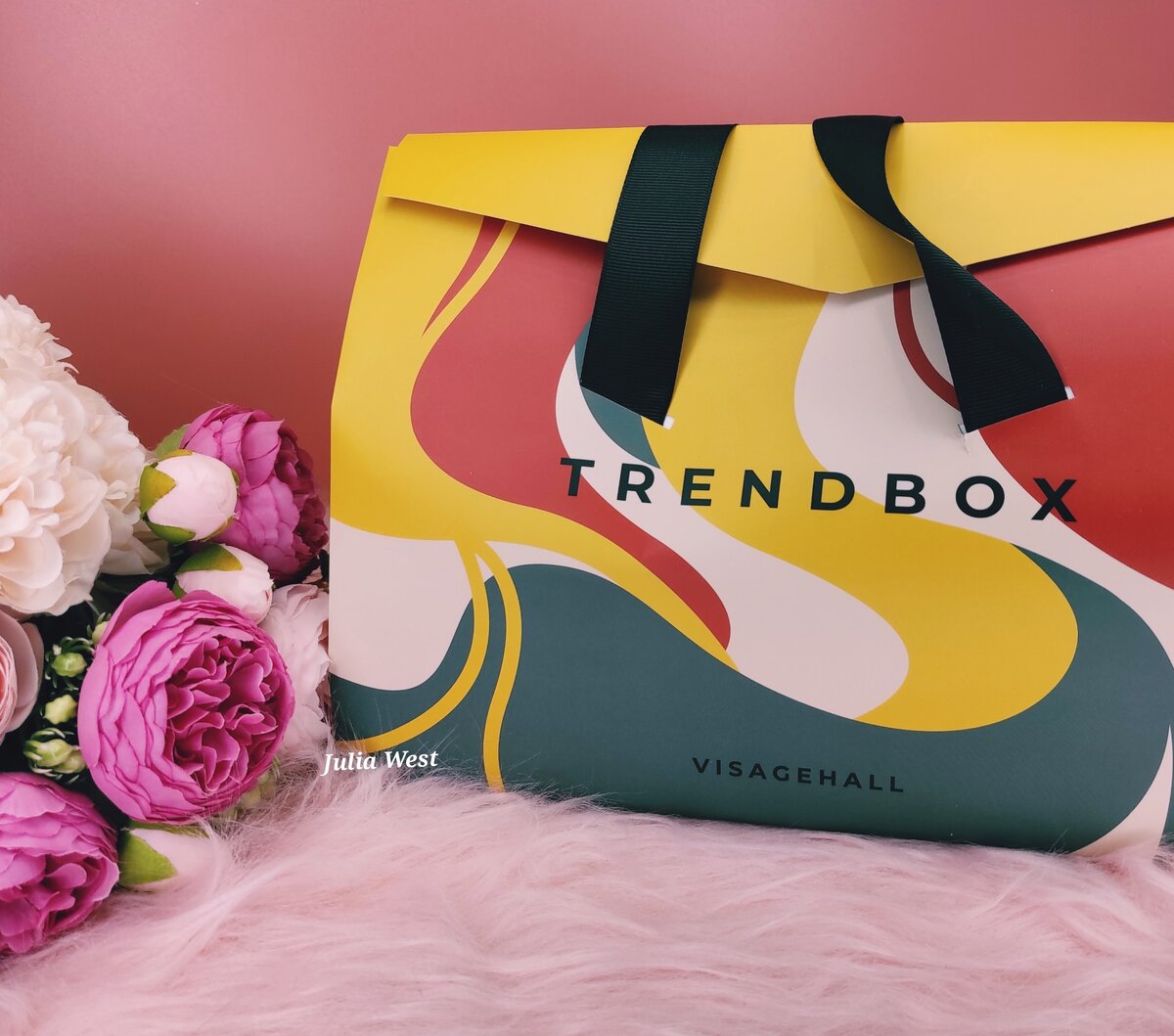 Всем привет, на связи Юля! Это даже не совсем бокс, а скорее сумочка с большим количеством косметики. 