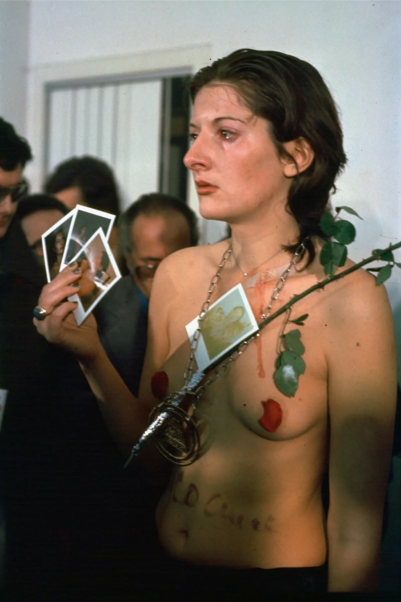 Марина Абрамович в ходе перформанса «Ритм 0», 1974 год
